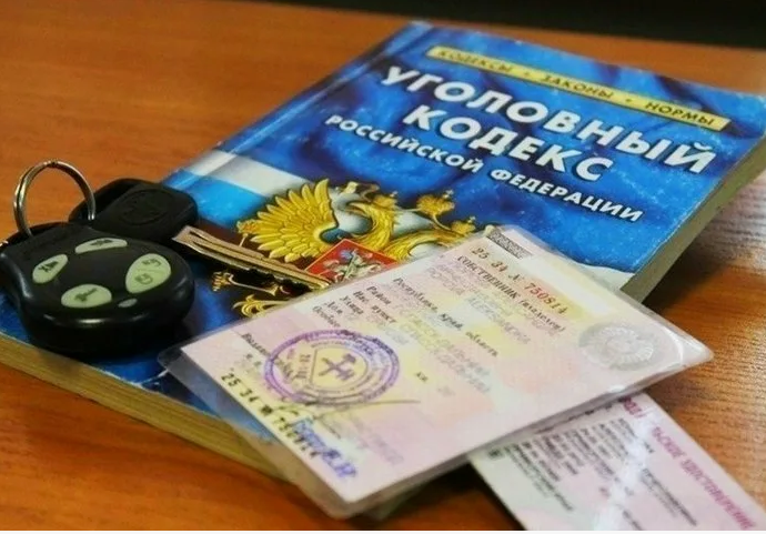 Сотрудник ГАИ Кузбасса проверяет водительские документы на дороге