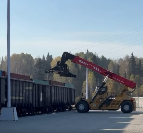 Тяжелая строительная техника на территории нового логистического центра