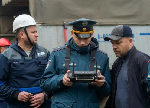 Энергетики Россети Сибирь проводят ремонтные работы на высоковольтной опоре