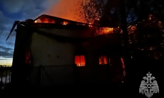 Сильный пожар в Новокузнецке где полностью сгорело здание евангельской церкви Теофания