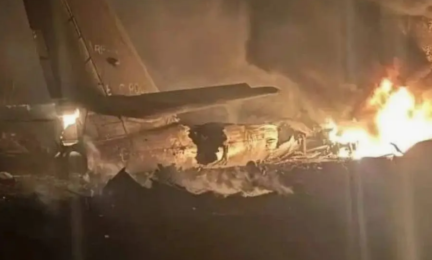 Дым на месте крушения стратегического бомбардировщика Ту-95 в Амурской области