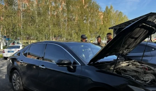Сотрудники ГАИ Кузбасса проверяют уровень тонировки на автомобиле Toyota Camry