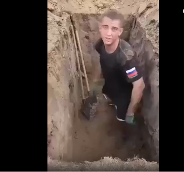 Процесс скоростной копки глубокой могилы на международном соревновании ритуальщиков