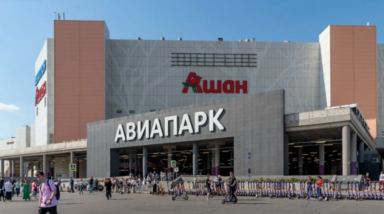 Посетители покидают здание ТЦ «Авиапарк» в Москве во время экстренной эвакуации