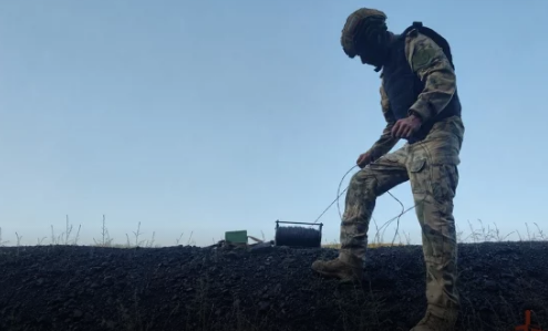 Взрывотехники ОМОН Росгвардии обследуют заброшенное здание