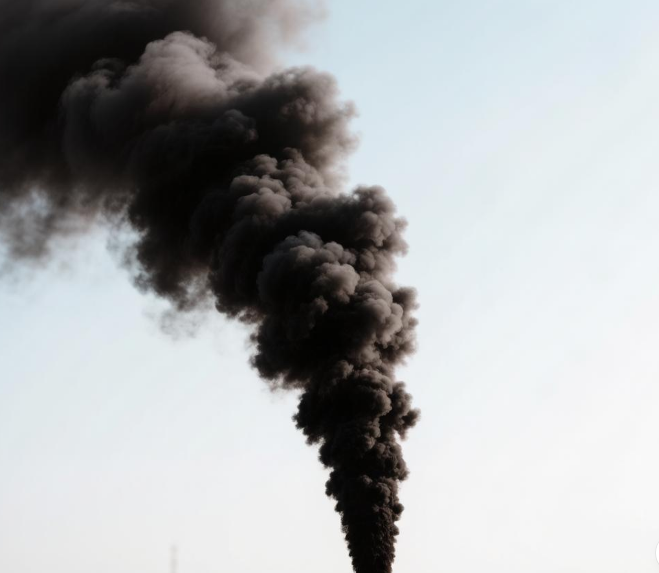 Пожарные машины МЧС тушат огромный столб пламени на территории нефтяного терминала