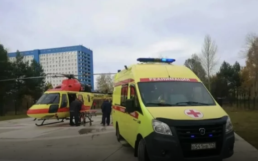 Медицинский вертолет санавиации на новой взлетно-посадочной площадке в Кемерове