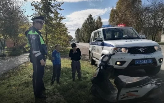 Патрульный автомобиль Госавтоинспекции на загородной дороге в Кузбассе