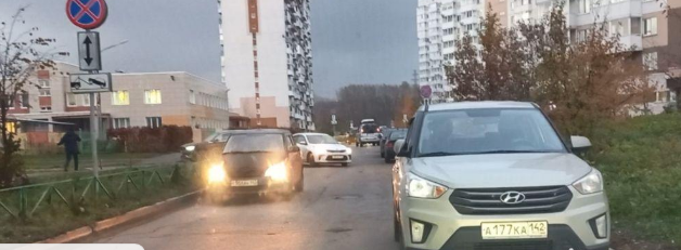Автомобили нарушителей припаркованы на проезжей части проспекта Ермакова в Новокузнецке