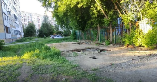 Глубокие разрытые ямы и обломки бетона на месте снесенного киоска в Кемерове