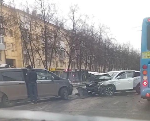 Последствия столкновения микроавтобуса и легковой машины на проспекте Бардина
