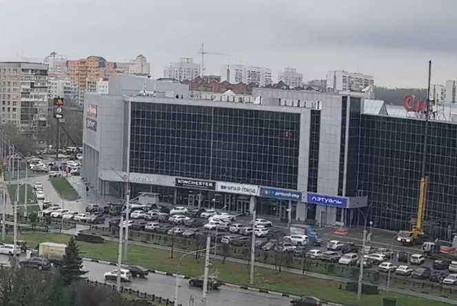 Автокран и рабочие демонтируют вывеску на крыше ТРЦ Сити Молл в Новокузнецке