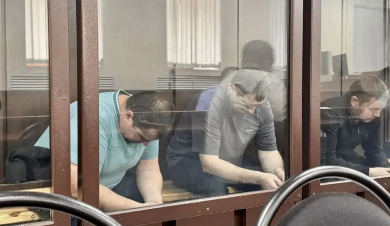 Новостная публикация регионального информационного портала о начале судебного процесса над тремя охотниками в Крапивинском районе.
