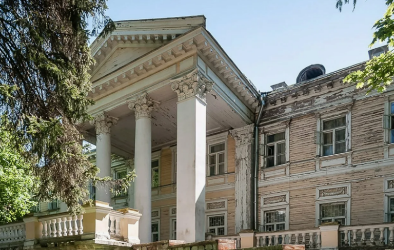 Пожарные машины МЧС тушат горящую кровлю санатория Узкое в Ясенево в Москве